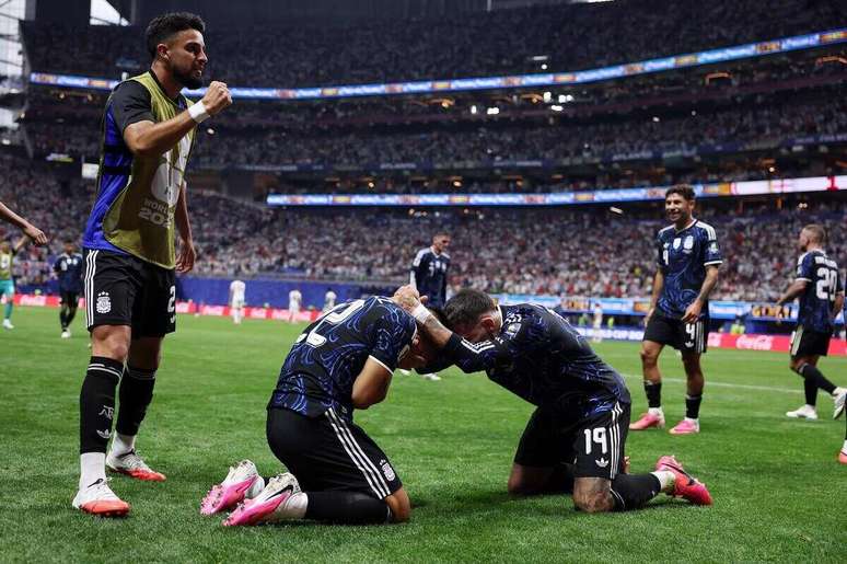Argentina derrotou a Inglaterra na semifinal e encara a Espanha na decis&atilde;o &ndash;