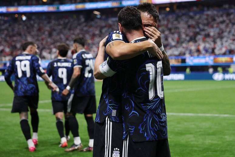 Lautaro Mart&iacute;nez abra&ccedil;a Messi ap&oacute;s gol da classifica&ccedil;&atilde;o &ndash;