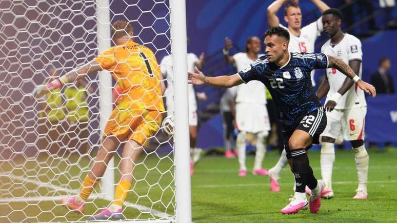Lautaro Mart&iacute;nez (Argentina) ap&oacute;s marcar um gol contra a Inglaterra, na semifinal da Copa do Mundo, em 15 de julho de 2026.