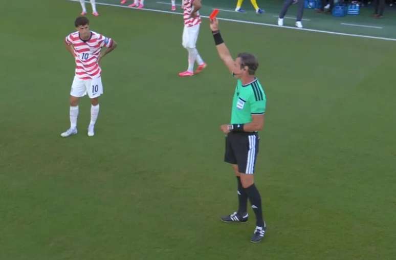 Claus aplica cart&atilde;o vermelho em jogador do EUA em partida contra B&oacute;snia &ndash;