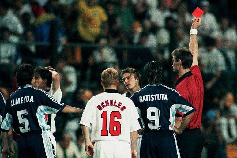 O ingl&ecirc;s David Beckham recebe o cart&atilde;o vermelho e &eacute; expulso pelo &aacute;rbitro Kim Milton Nielsen durante a partida das oitavas de final da Copa do Mundo