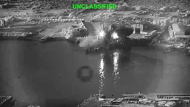 Em imagem divulgada pelo Departamento de Defesa dos Estados Unidos, drones mar&iacute;timos americanos atingem um submarino e uma instala&ccedil;&atilde;o de manuten&ccedil;&atilde;o de navios em uma &aacute;rea n&atilde;o divulgada do Ir&atilde;, em 13 de julho de 2026