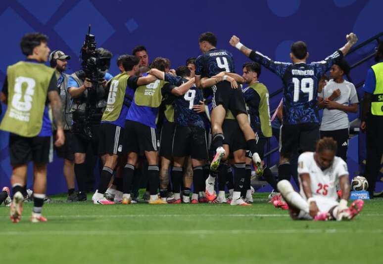 Argentinos celebram virada &eacute;pica sobre a Inglaterra em Atlanta