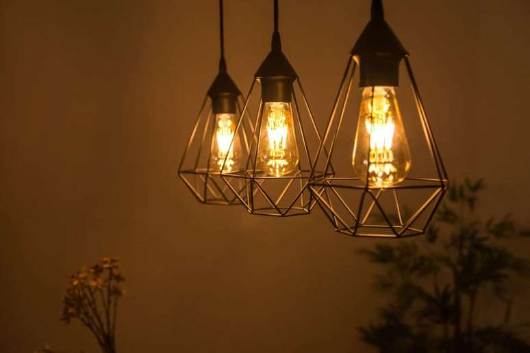 Luzes indiretas, lumin&aacute;rias decorativas e l&acirc;mpadas de temperatura quente ajudam a criar ambientes mais intimistas e convidativos 
