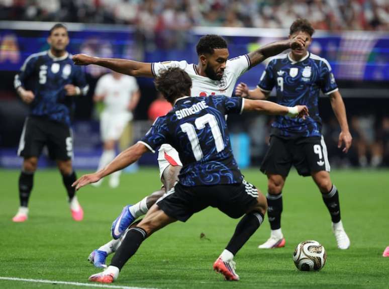 Inglaterra x Argentina teve mais faltas que futebol no primeiro tempo