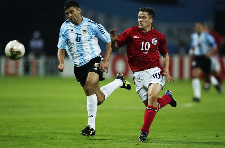 Walter Samuel, auxiliar de Scaloni hoje em dia, disputa a jogada com Owen, em 2002&nbsp; &ndash;