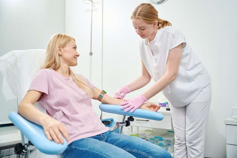 As hepatites virais podem evoluir sem sintomas por anos, por isso o diagn&oacute;stico precoce &eacute; essencial para evitar complica&ccedil;&otilde;es 