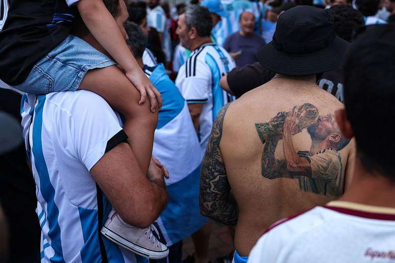 tatuagem de Lionel Messi em costas masculinas