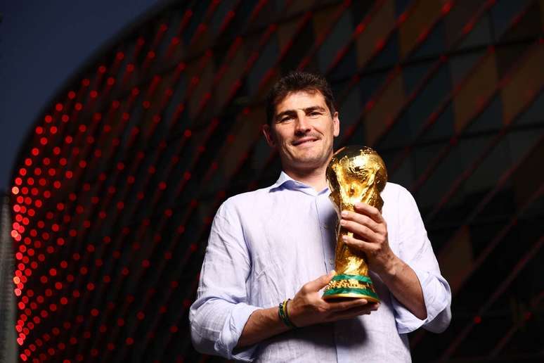 Casillas segurando a ta&ccedil;a da Copa do Mundo &ndash;