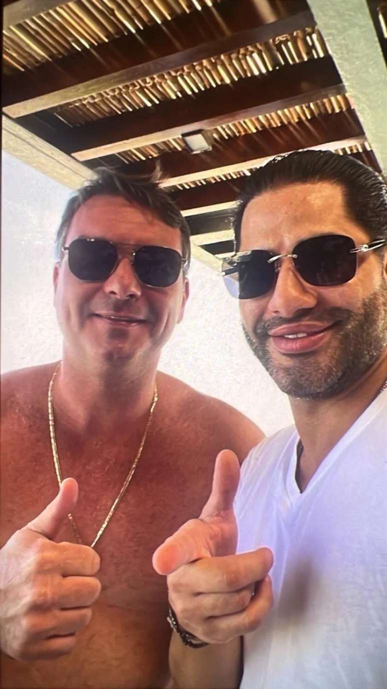 Fl&aacute;vio Bolsonaro tem foto com 'Sic&aacute;rio' divulgada por site, mas nega conhec&ecirc;-lo