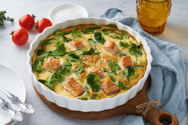 Gratinado de salm&atilde;o com espinafre e br&oacute;colis 