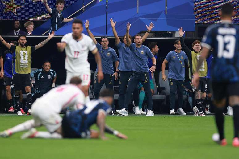 Scaloni durante o jogo entre Argentina e Inglaterra &ndash;