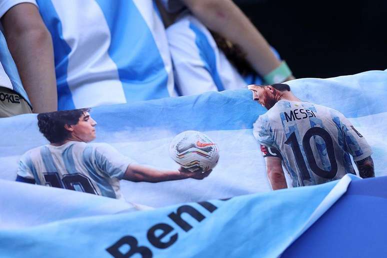 Messi e Maradona em bandeira de f&atilde;