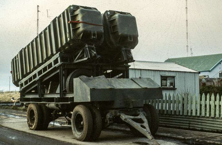 Lan&ccedil;adores de m&iacute;sseis Exocet argentinos, montados em reboques de forma improvisada e retirados de corvetas da classe A-69 ap&oacute;s a retomada de Port Stanley pelas tropas brit&acirc;nicas durante a Guerra das Malvinas, em junho de 1982