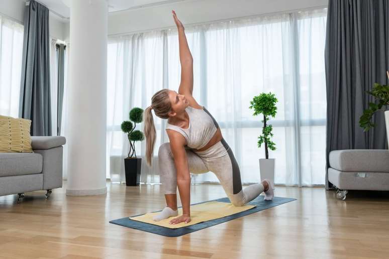A pr&aacute;tica de yoga ajuda a manter o corpo ativo, reduzindo as dores no inverno 