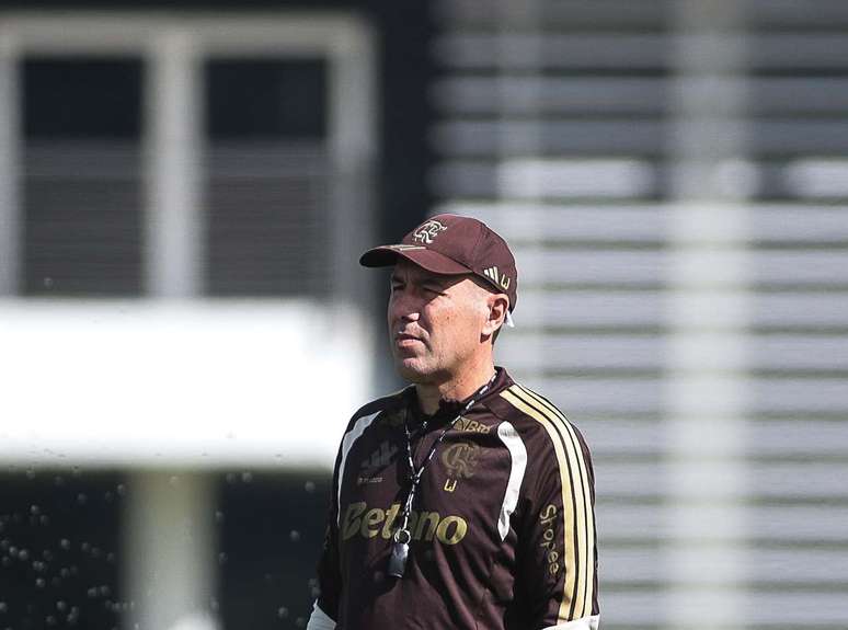 Leonardo Jardim em treino do Flamengo; vem dor de cabe&ccedil;a boa por a&iacute;? &ndash;