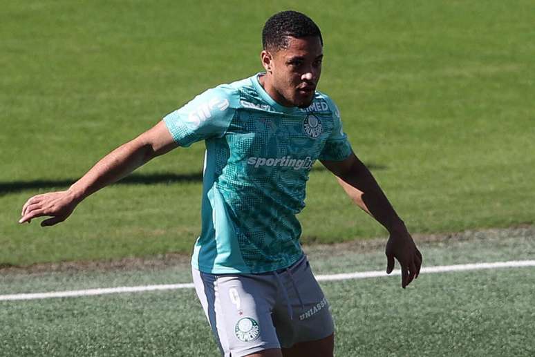 Vitor Roque atuou alguns minutos em jogo-treino do Palmeiras &ndash;
