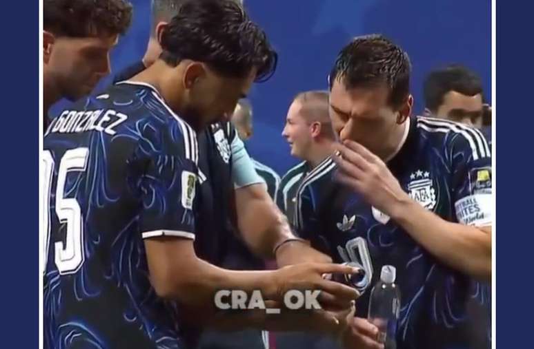 Nico Gonz&aacute;lez e Messi observam a &ldquo;cola&rdquo; na garrafa de Pickford &ndash;