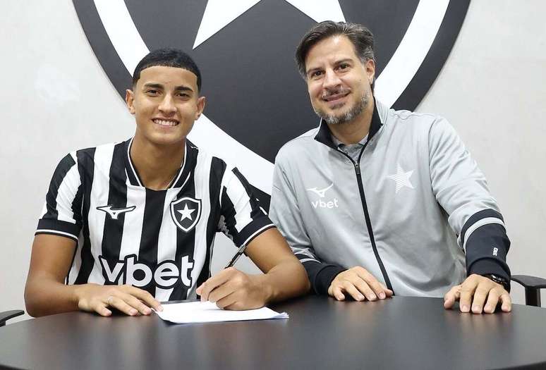 Victor Hugo assina at&eacute; maio de 2030 com o Botafogo &ndash;