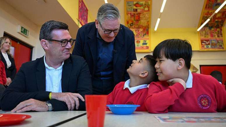 Burnham ao lado de Keir Starmer durante uma visita do primeiro-ministro brit&acirc;nico &agrave; Grande Manchester, em abril