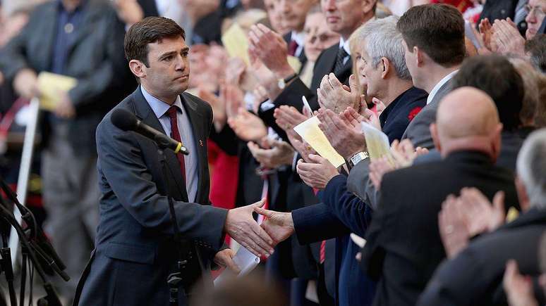Burnham fez um discurso em 2014 no est&aacute;dio de Anfield para marcar o 25&ordm; anivers&aacute;rio da trag&eacute;dia de Hillsborough