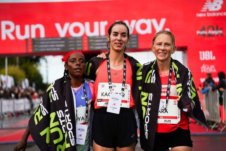 As tr&ecirc;s primeiras colocadas: a marroquina Kaoutar Kahhaz (no centro), a et&iacute;ope Sadiya Awel Shure (esquerda) e a australiana Tara Melissa Palm (direita) (Foto: Fernanda Paradizo)