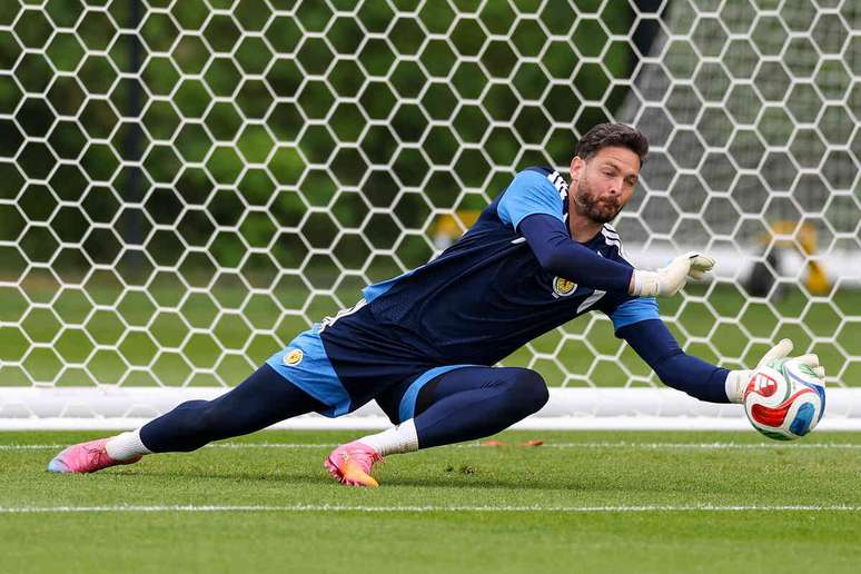 Craig Gordon durante treino da sele&ccedil;&atilde;o da Esc&oacute;cia &ndash;