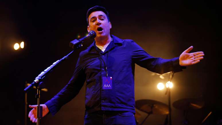 Andy Burnham discursando no palco do festival South By South West de 2023, em Austin, Texas