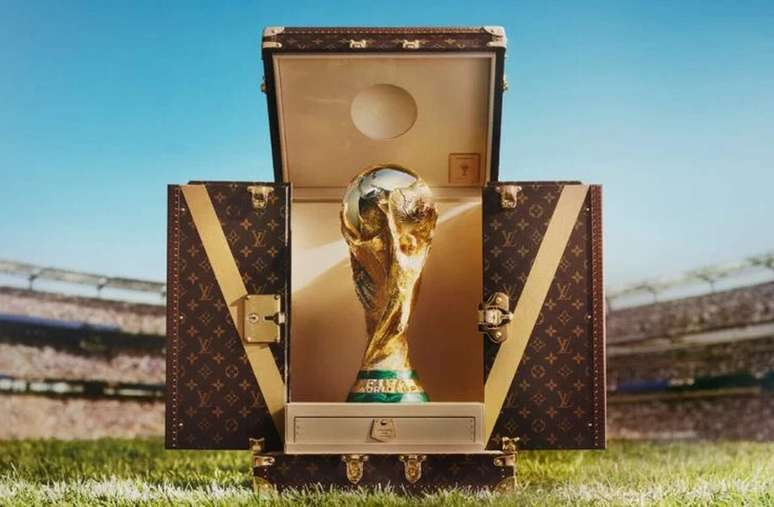 Ba&uacute; com trof&eacute;u da Copa do Mundo 2026 &ndash;