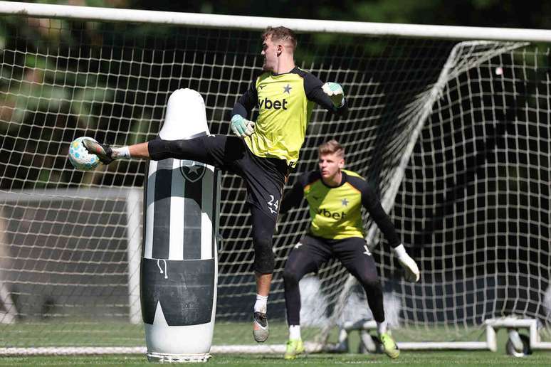 Treino do Botafogo na v&eacute;spera da partida contra o Santos &ndash;