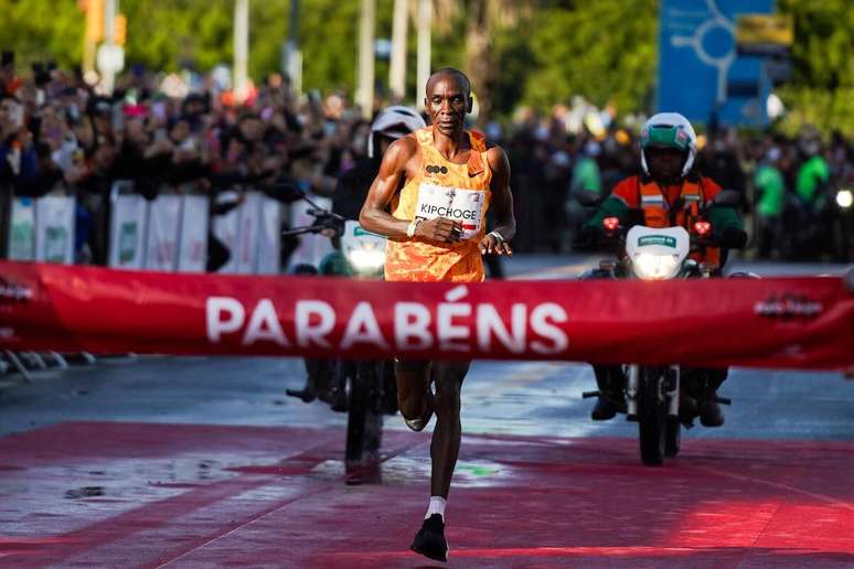 Kipchoge terminou a prova com 2h18 e muito aplaudido (Foto: Fernanda Paradizo)