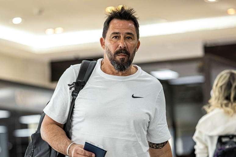 T&eacute;cnico Pablo S&aacute;nchez, do Ol&iacute;mpia, em embarque rumo ao Rio de Janeiro &ndash;