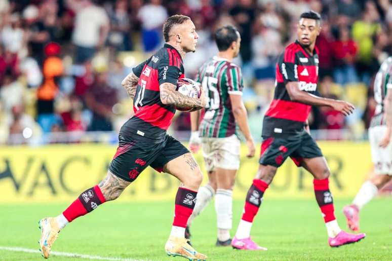 Cebolinha (esq.) e Bruno Henrique podem perder posi&ccedil;&atilde;o para Almada &ndash;
