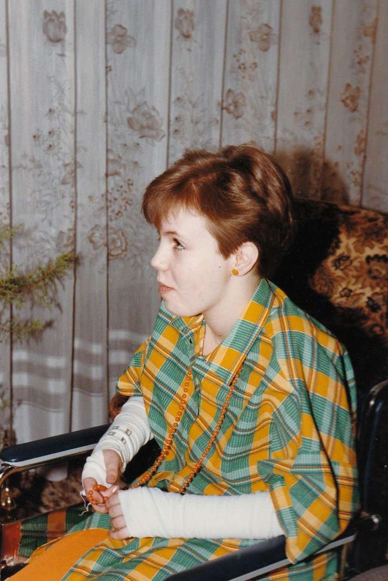 A m&atilde;e de Nina Blom obrigava a menina a usar uma cadeira de rodas e enfaixava seus bra&ccedil;os para fazer com que ela sentisse dor