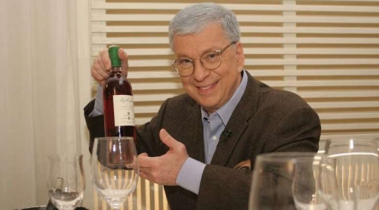 O apresentador se encantou pelos vinhos em viagem a Paris, em 1967, e levou o conhecimento sobre a bebida para a TV e a internet