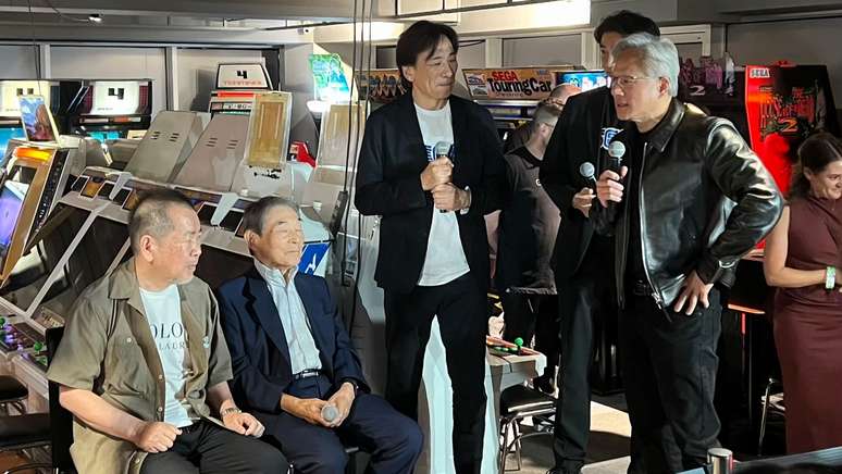 Jensen Huang (&agrave; direita), CEO da Nvidia, ao lado de executivos da Sega