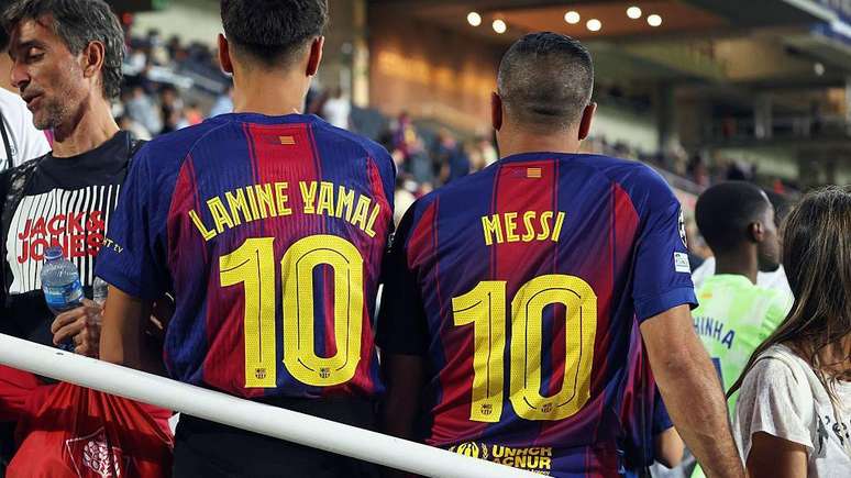 Messi deixou o Barcelona para jogar no PSG em 2021, dois anos antes de Yamal estrear em campo aos 15 anos. Em 2025, ele herdou a camisa 10 que era usada por Messi