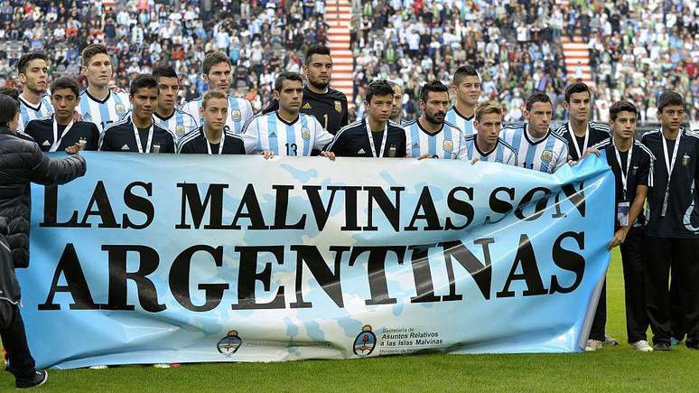 Jogadores argentinos exibiram faixa sobre as Malvinas em amistoso em 2014