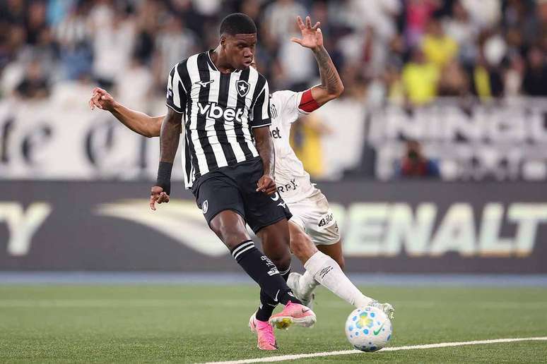 Kadir aproveita falha da defesa do Santos para fazer o gol &ndash;