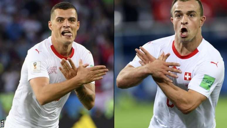 Granit Xhaka e Xherdan Shaqiri fizeram o gesto da &aacute;guia de duas cabe&ccedil;as albanesa