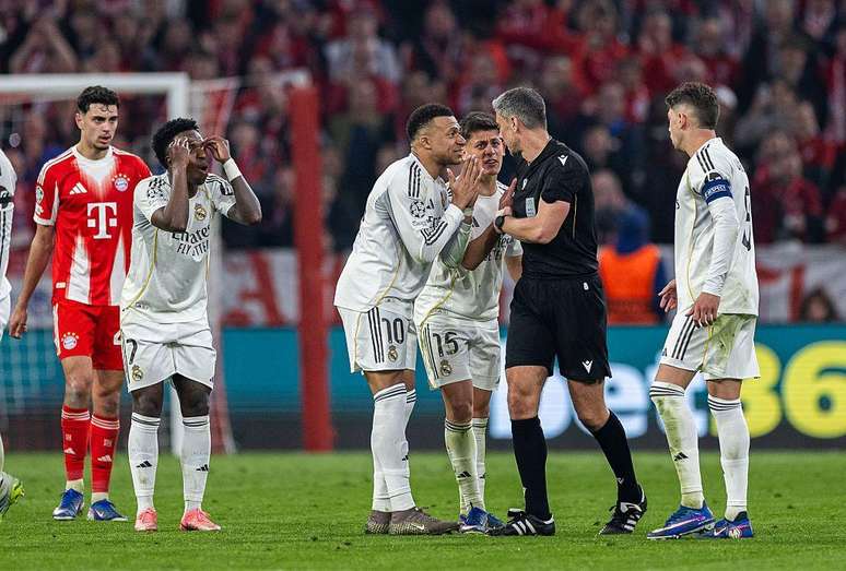 Jogadores do Real Madrid reclamam com Vinčić após a expulsão de Eduardo Camavinga