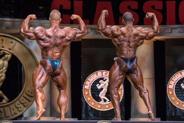 Dallas McCarver (&agrave; esq.) compete ao lado de Cedric McMillan no torneio Arnold Classic de 2017