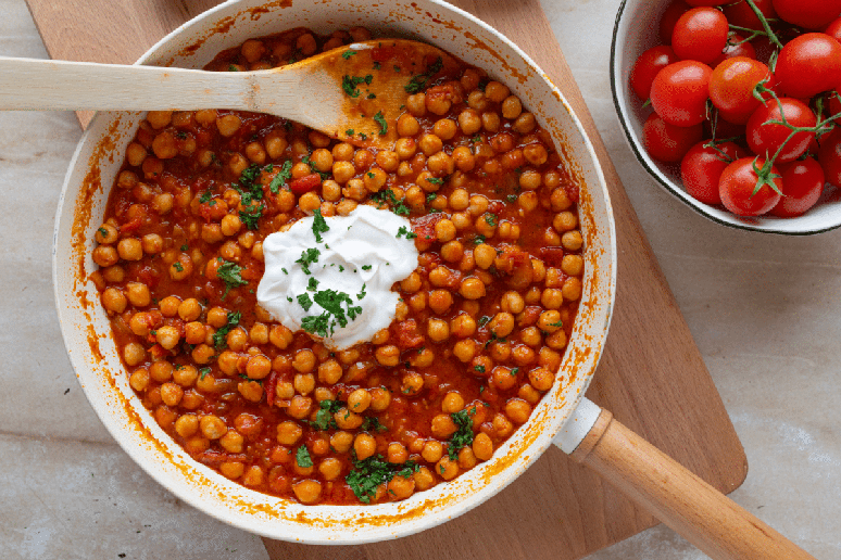 Ensopado gr&atilde;o-de-bico ao molho de tomate 