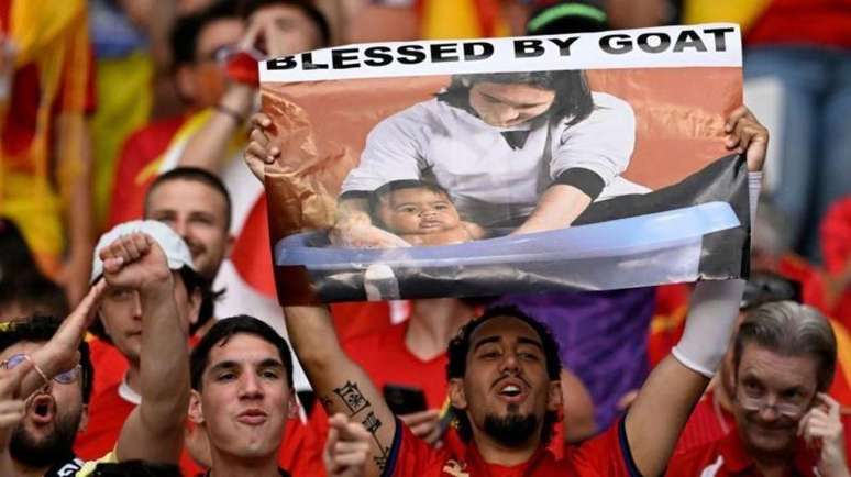 A famosa fotografia de Messi com Yamal em um cartaze durante o Campeonato Europeu de 2024