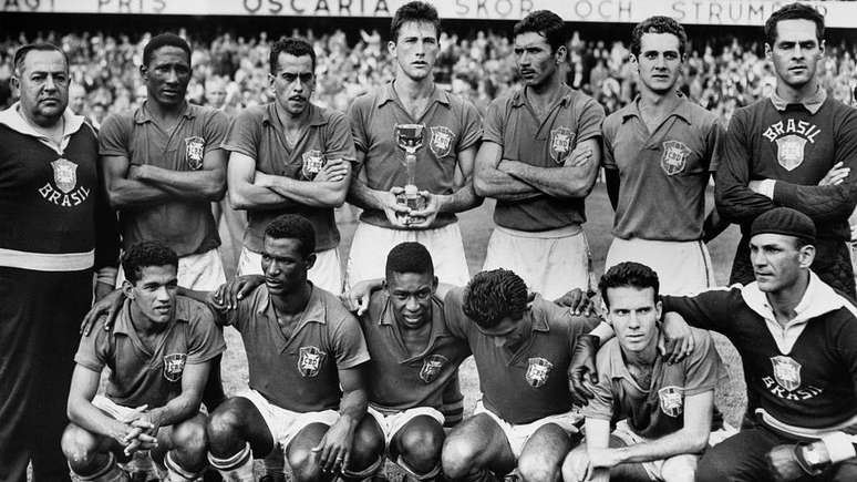 Ap&oacute;s perder para o Uruguai na Copa do Mundo de 1950, a sele&ccedil;&atilde;o brasileira conquistou seu primeiro t&iacute;tulo oito anos depois, na Su&eacute;cia