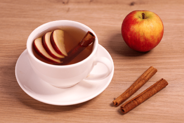 Ch&aacute; de canela com ma&ccedil;&atilde; 