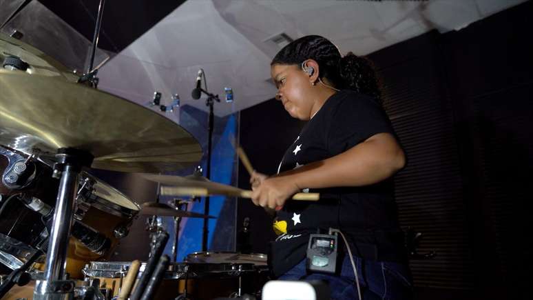 Sara Espinoza encontrou na bateria uma forma de express&atilde;o