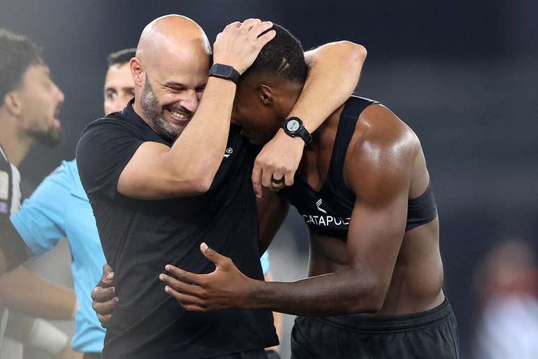 Franclim Carvalho abra&ccedil;a Kadir ap&oacute;s vit&oacute;ria do Botafogo &ndash;