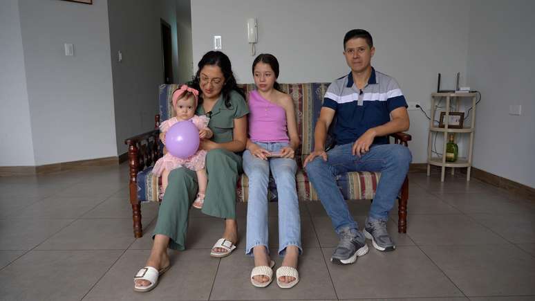 Camila, com o bal&atilde;o nas m&atilde;os, &eacute; um dos casos mais recentes de s&iacute;ndrome de Laron no Equador. Ela tem dois anos e meio.