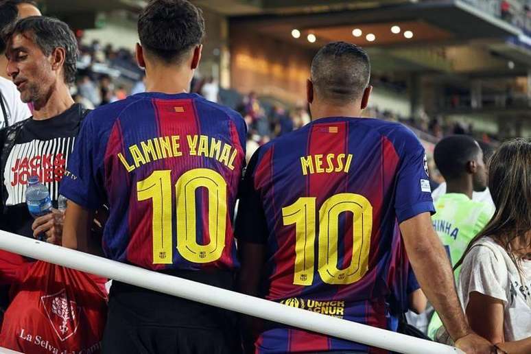 Torcedores com as camisetas de Messia e Yamal